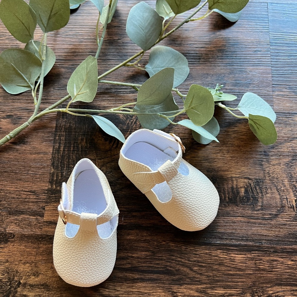 Size 4 Baby/Infant Cream buckle shoes